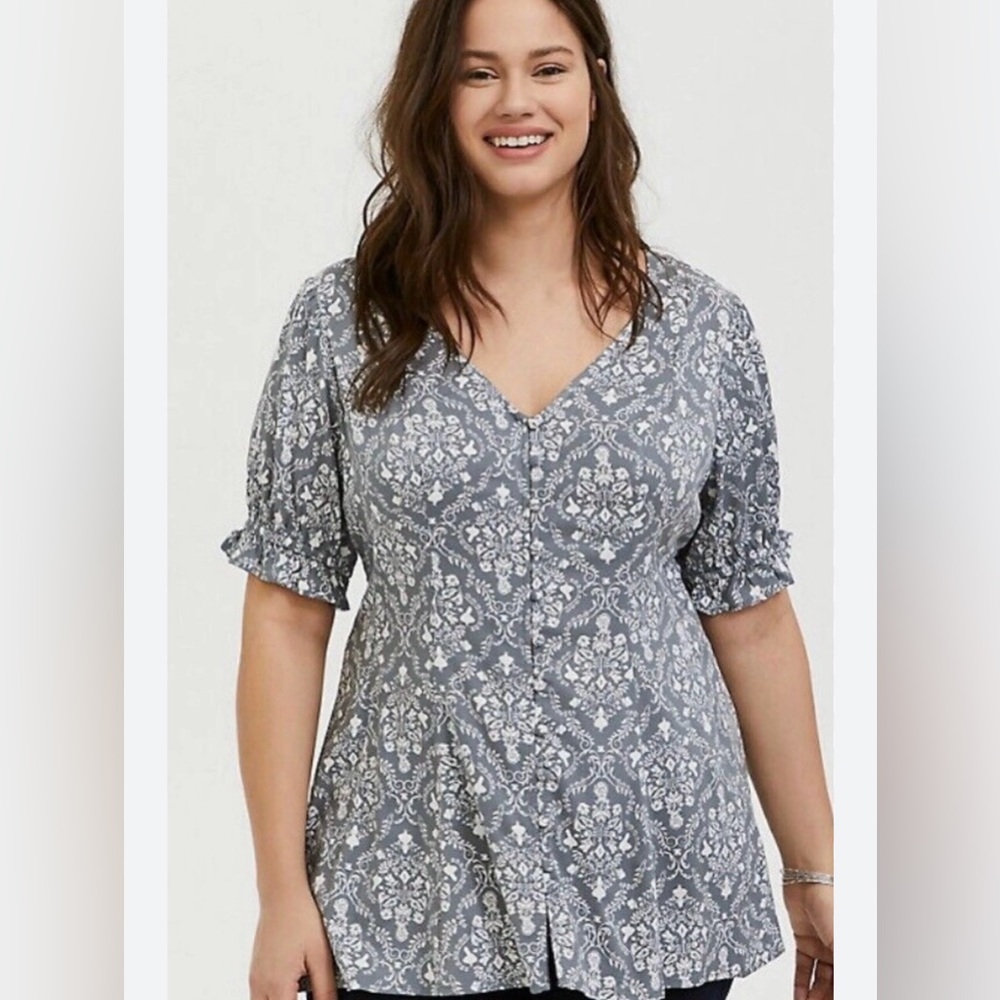 Torrid Disney Alice in Wonderland Gray Printed Button-Front V-Neck Blouse